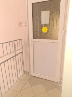 На дверях внутри здания размещен «Желтый круг» (предупредительный знак для слабовидящих людей)